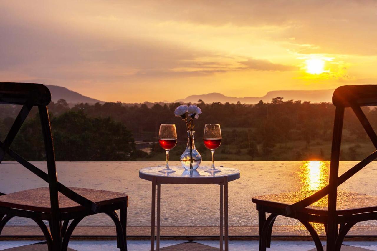 Stayvista'S Vine & Splash - Riverside Villa With An Infinity Pool And Indoor Games Karjat Exterior foto