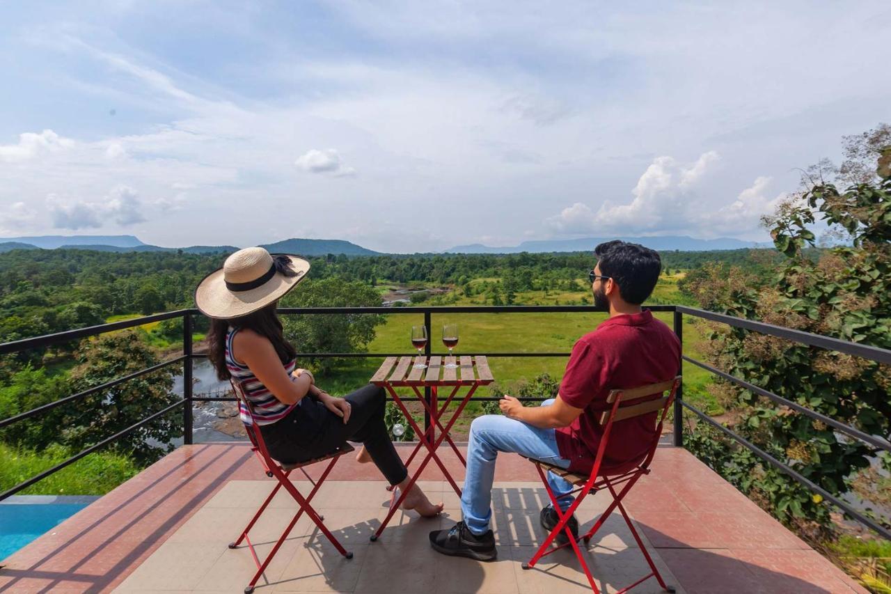 Stayvista'S Vine & Splash - Riverside Villa With An Infinity Pool And Indoor Games Karjat Exterior foto